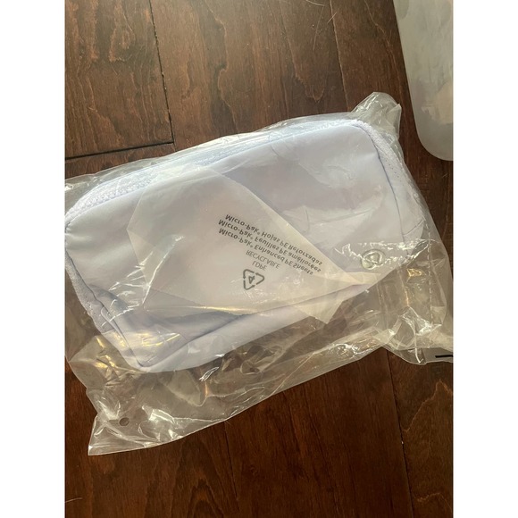 NWT Lululemon Everywhere Belt Bag Pastel Blue One Size 1L RARE - Picture 3 of 4